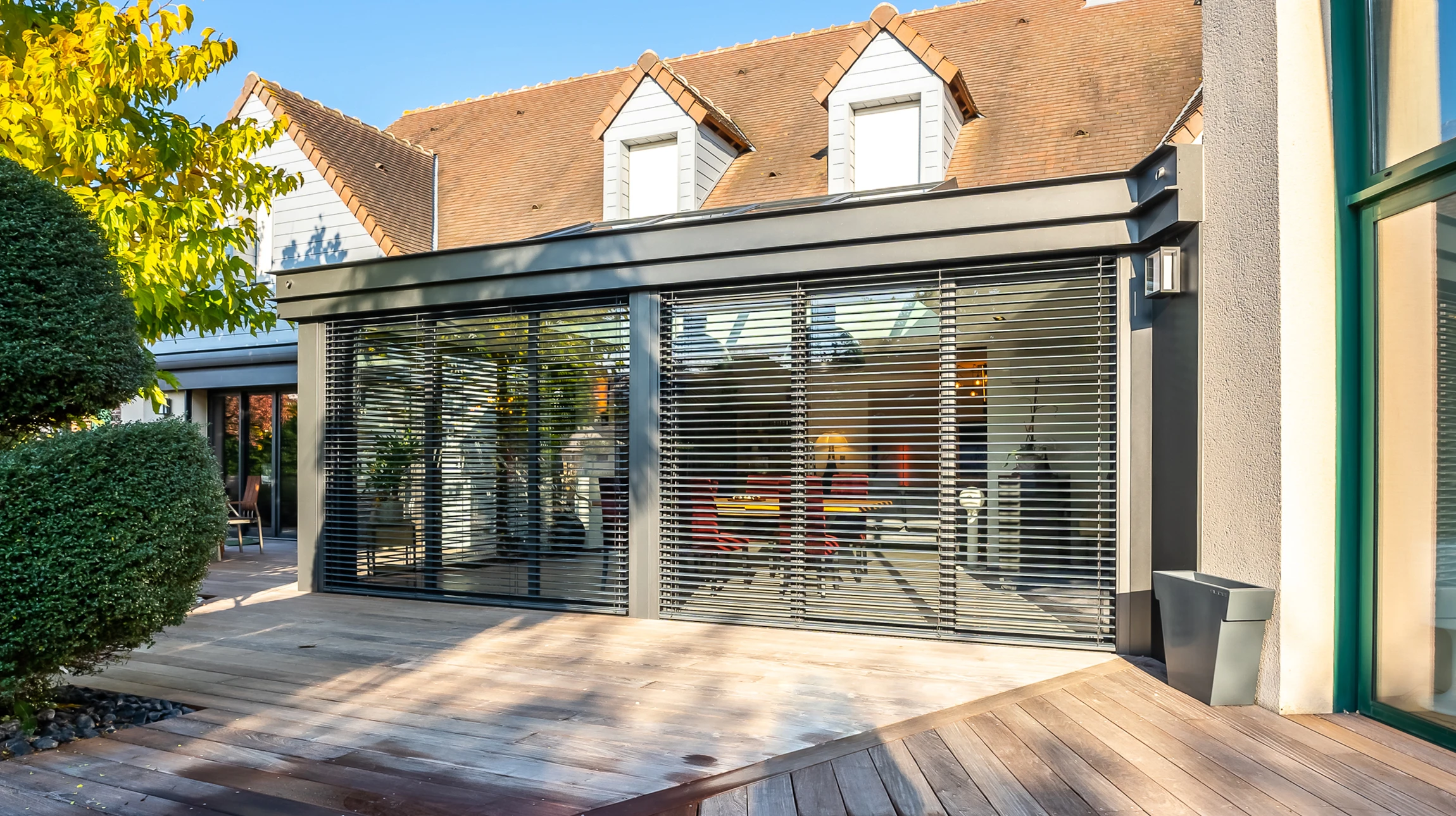 Terrasse en bois composite avec véranda moderne à ossature aluminium anthracite